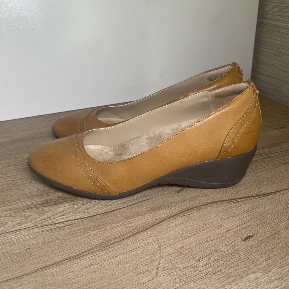 Women's 9.5 Wide Hush Puppies Tan Leather Slip On Shoes - Picture 3 of 8